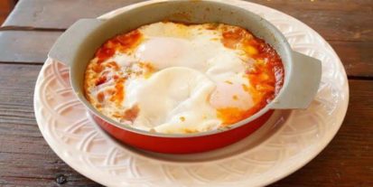 Mari Cocinillas - Huevo al plato con jamón y chorizo