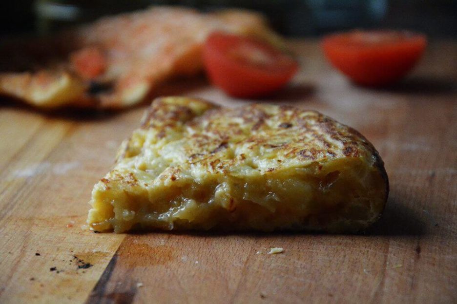 Mari Cocinillas - Tortilla de Patatas con cebolla y jugosa, receta de cocina española