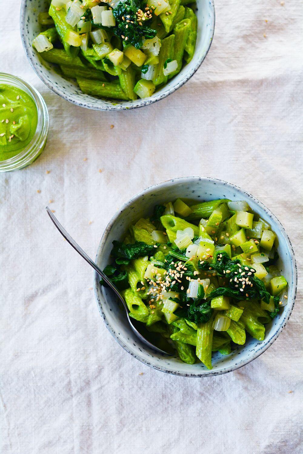 MACARRONES CON SALSA PESTO DE ACELGAS Y PIPAS DE GIRASOL. Pasta vegana| Las María Cocinillas