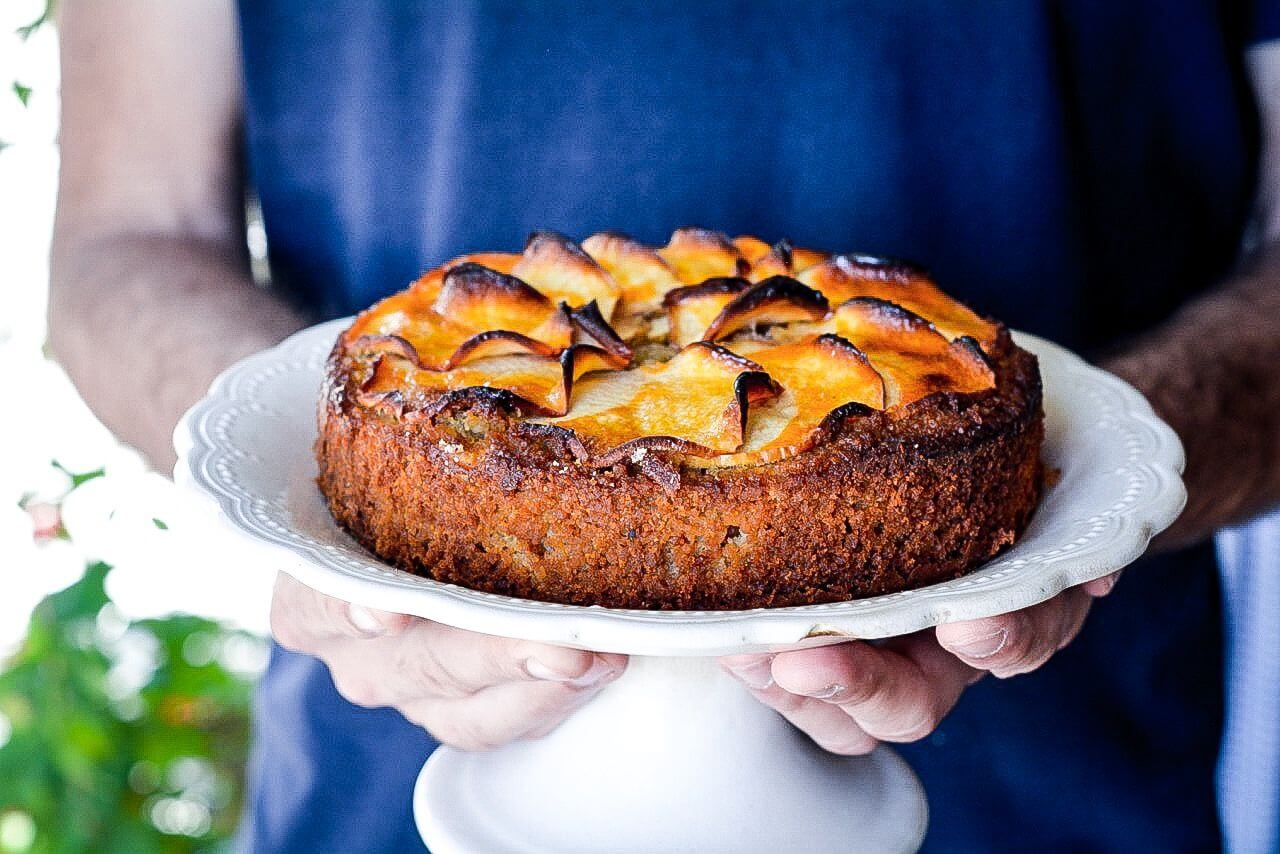 PASTEL DE ALMENDRAS Y MANZANA CON HELADO DE VAINILLA