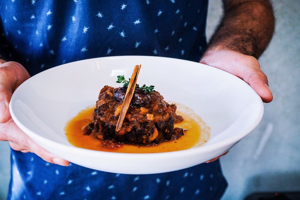 TERNERA GALLEGA CON CIRUELAS Y CANELA